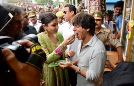 Shahrukh Khan, Anushka Sharma, Banarsi Paan, Varansi, jab harry met sejal, Banaras promotion, Anushka Sharma Banarasi Paan, SRK Banarsi Paan, SRK in Varanasi