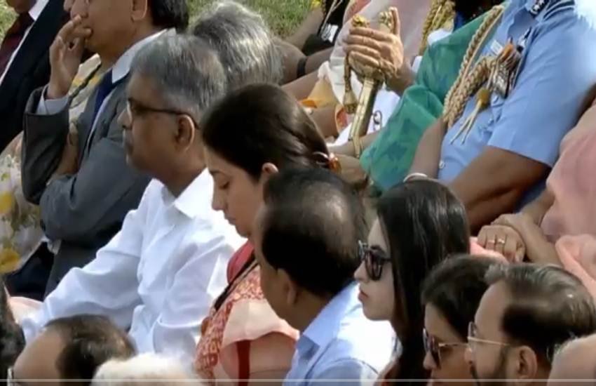 15 अगस्त के मौके पर लाल किले से पीएम मोदी का भाषण सुनते मंत्री।