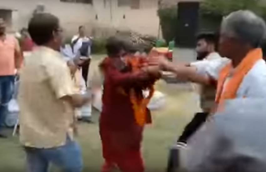 स्वामी ओम की पिटाई करते कुछ युवक।( फाइल फोटो )