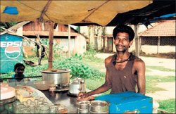 सरेराह इस शख्स के गले लगे एमएस धोनी, जानिए क्यों ले गए थे उसे डिनर पर