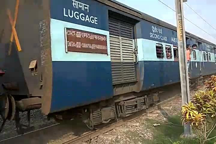 छपरा स्टेशन पर खड़ी ट्रेन के टॉयलेट से मिला बम, फटता तो उड़ जाती बोगी छपरा स्टेशन पर खड़ी ट्रेन के टॉयलेट से मिला बम, फटता तो उड़ जाती बोगी