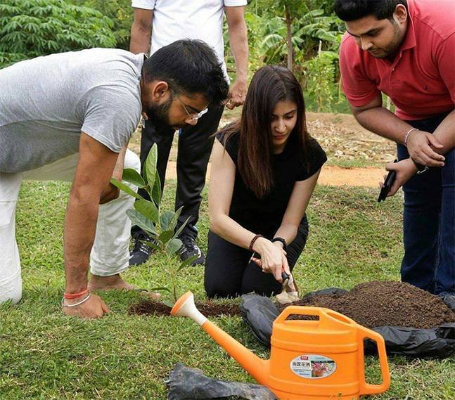 इसके अलावा विराट के लिए पानी भी विदेश से आता है। वह हमेशा अपने साथ एक खास ब्रैंड Evian की बोतल लेकर चलते हैं। यह कोई आम पानी नहीं है। यह फ्रांस से एक्सपोर्ट होकर आता है और इस एक लीटर पानी की कीमत 600 रुपये है।
