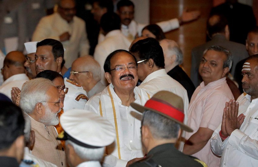 उपराष्ट्रपति होने के नाते एम. वैंकेया नायडू नायडू का उच्च सदन में उनका अभिनंदन करते हुए प्रधानमंत्री नरेंद्र मोदी और विपक्षी नेता। (PTI)