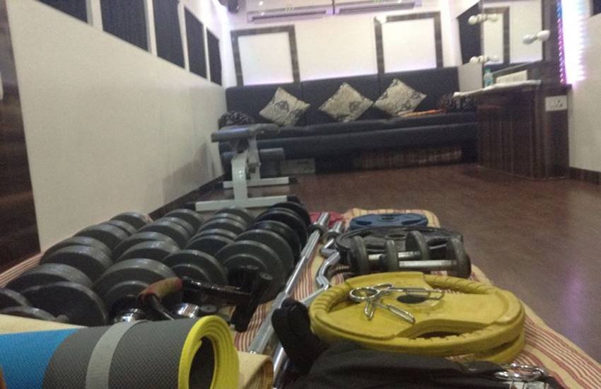 ajay devgn, ajay devgan vanity van, ajay devgan vanity van pics, ajay devgn vanity van price, ajay devgn vanity van luxury, design of ajay devgn vanity van, ajay devgn vanity van images, gym in vanity van