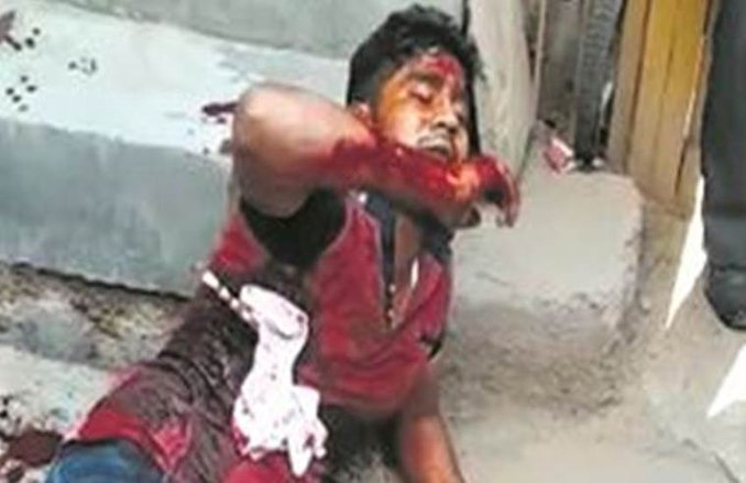 दिल्ली: पसलियों में घुसे थे दो चाकू, घायल युवक पानी मांगता रहा मगर लोग वीडियो बनाते रहे, मौत