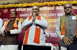 पार्टी नेताओं पर भड़के अमित शाह, बोले- काम चल कैसे रहा है?