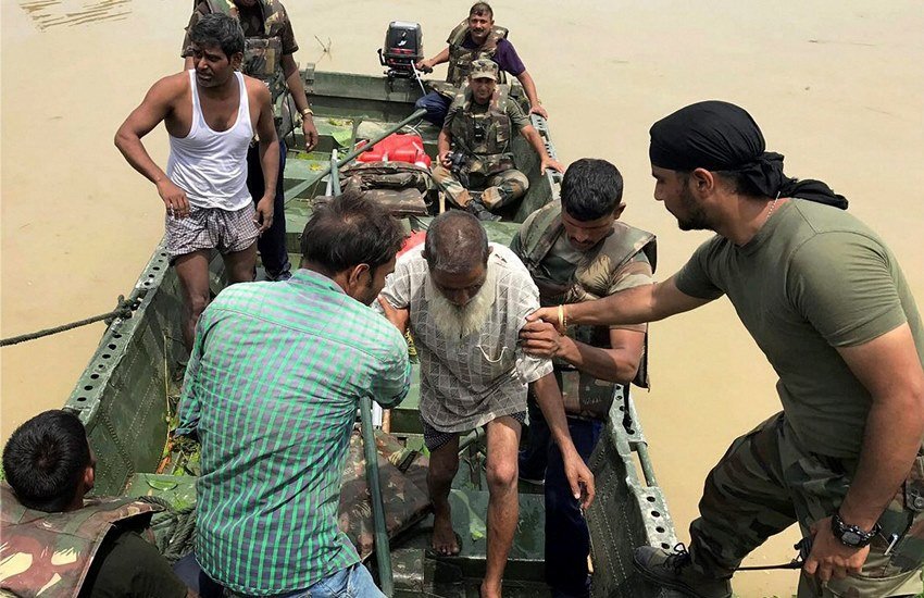 बिहार के कटिहार जिले में बाढ के पानी में फंसे लोगों को बचाती हुई सेना। (पीटीआई फोटो)