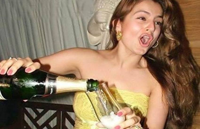 drunk bollywood stars in parties, drunk bollywood actress, drunk bollywood actress in parties, dirty bollywood party, inside pics of bollywood parties, drunk bollywood stars, bollywood parties party