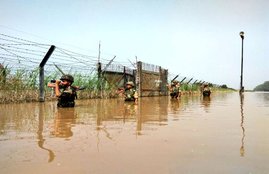 BSF, BSF jawan, bsf patrolling, bsf patrolling on border, bsf patrolling in flood area, Hindi news, Jansatta