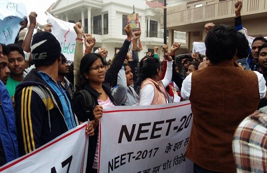 पहली बार केंद्रीय माध्यमिक शिक्षा बोर्ड (सीबीएसई) ने देशव्यापी चिकित्सा और दंत चिकित्सा महाविद्यालयों में दाखिले के लिए राष्ट्रीय पात्रता एवं प्रवेश परीक्षा (नीट) 2017 का आयोजन किया। (File Photo)