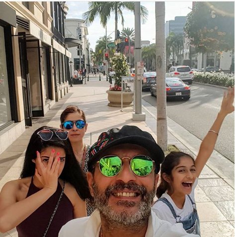 Farah Khan, Chunky Pandey, Ananya Pandey, Daughter, Photo, Comment, Funny, DNA
