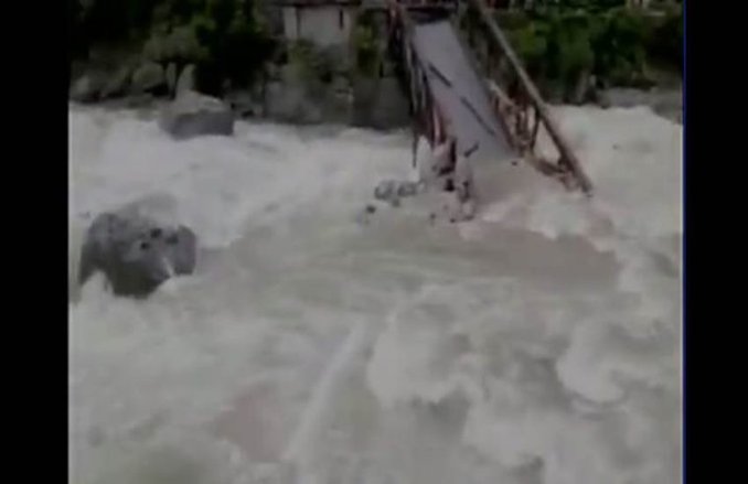 वीडियो: अब उत्तराखंड में भारी बारिश का कहर, पिथौरगढ़ का मुख्य ब्रिज ठहा, जन-जीवन प्रभावित