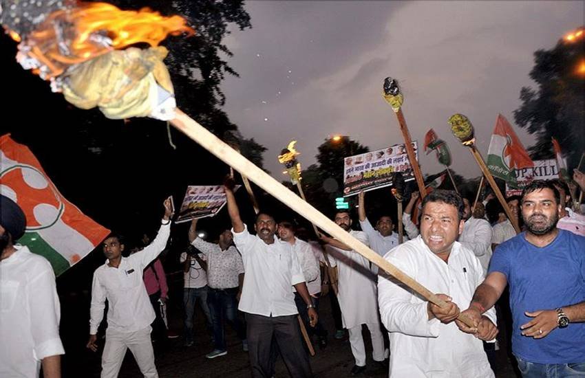 भाजपा की नीतियों के खिलाफ प्रदर्शन करते युवा कांग्रेस के कार्यकर्ता। (फोटो-PTI)