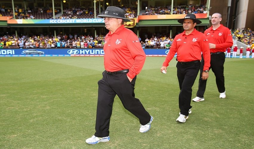 क्रिकेट में अंपायर का रोल कितना अहम है, यह हम सभी जानते हैं।