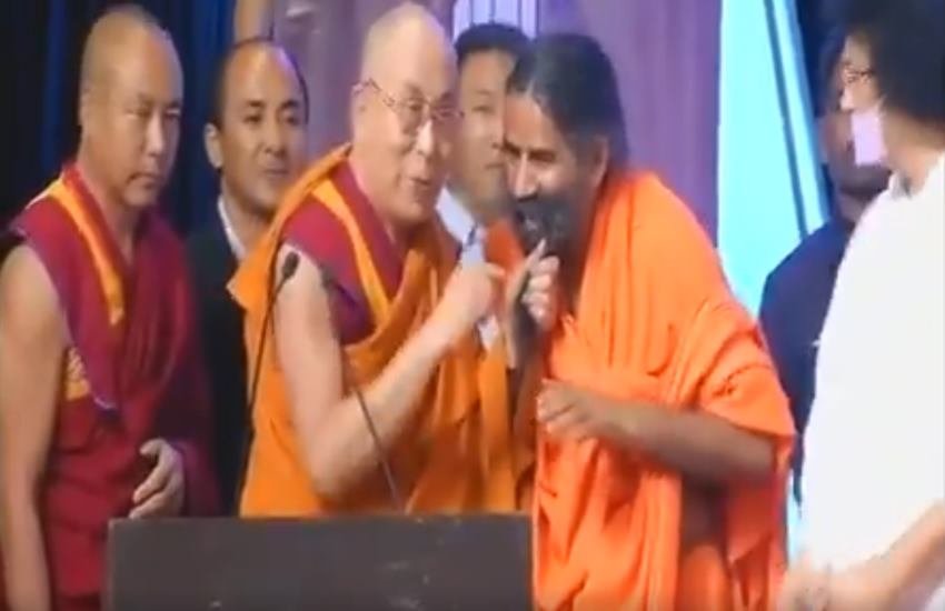 दलाई लामा बाबा रामदेव की दाढ़ी पकड़े हुए। 