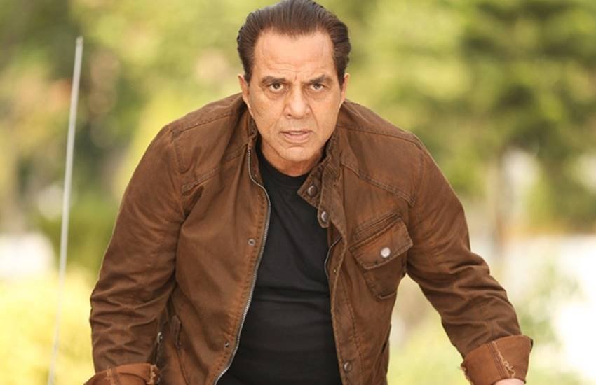 Bollywood Celebrities, Bollywood Celebrities alcohol, bollywood alcohol drinkers, alcoholic actors and actresses, bollywood actors who drink too much, bollywood actors who drink and smoke, bollywood stars lost career, sanjay dutt story, manisha koirala, meena kumari story