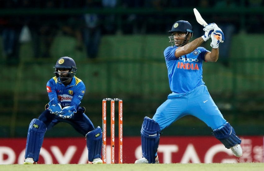 तीसरे वनडे में शॉट जड़ते महेंद्र सिंह धोनी। 