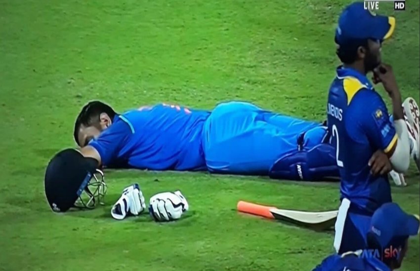 मैदान पर सोते महेंद्र सिंह धोनी। 