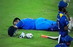 VIDEO: तीसरे ODI के दौरान मैदान पर ही सो गए महेंद्र सिंह धोनी, जानिए क्या थी वजह