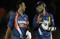 वीरेंद्र सहवाग ने कहा-2019 विश्व कप तक टीम में कोई नहीं ले सकता महेंद्र सिंह धोनी की जगह