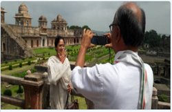 जेल में मेधा पाटकर से मिलने पहुंचे दिग्विजय सिंह पत्नी अमृता की फोटो खींचते कैमरे में हो गए कैद