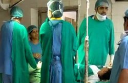 आॅपरेशन कक्ष में लड़ते रहे डॉक्टर, नवजात की जान गई