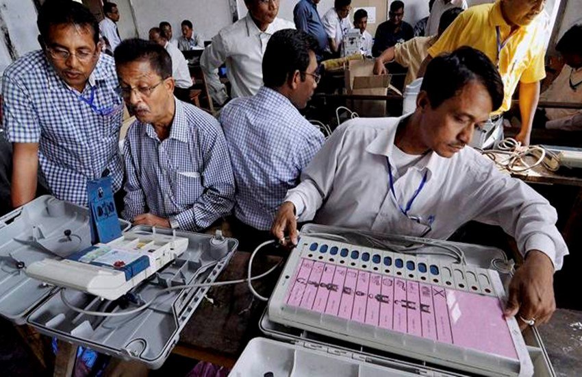 इस वर्ष गणतंत्र दिवस समारोह की पूर्व संध्या पर अपने भाषण में मुखर्जी ने लोकसभा और विधानसभाओं के चुनाव साथ कराने की बात कही थी। (संकेतात्मक तस्वीर)
