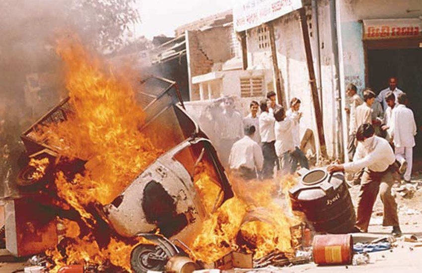 2002 में हुए गुजरात दंगों के दौरान आगजनी करते हुए उपद्रवी। (एक्सप्रेस फाइल फोटो) 