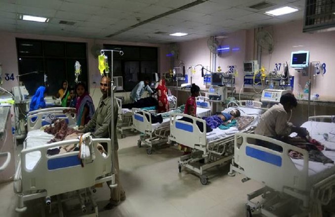 गोरखपुर बीआरडी अस्पताल में बच्चे खो चुके पिताओं का दर्द- पहले डॉक्टर, खून, रूई के लिए भागना पड़ा, बाद में पोस्टमॉर्टम के लिए
