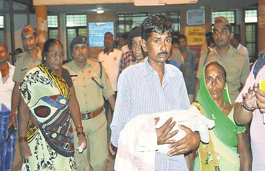 गोरखपुर के मेडिकल कॉलेज में मृत बच्चे का शव लिए परिजन। (Photo Source: Express photo by K Sangam) 