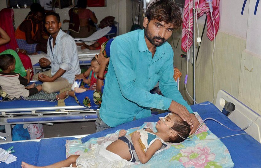 गोरखपुर के बाबा राघव दास मेडिकल कालेज में हुई इस दुखद हादसे में अब तक 70 बच्चों की मौत हो चुकी है।
 (PTI)