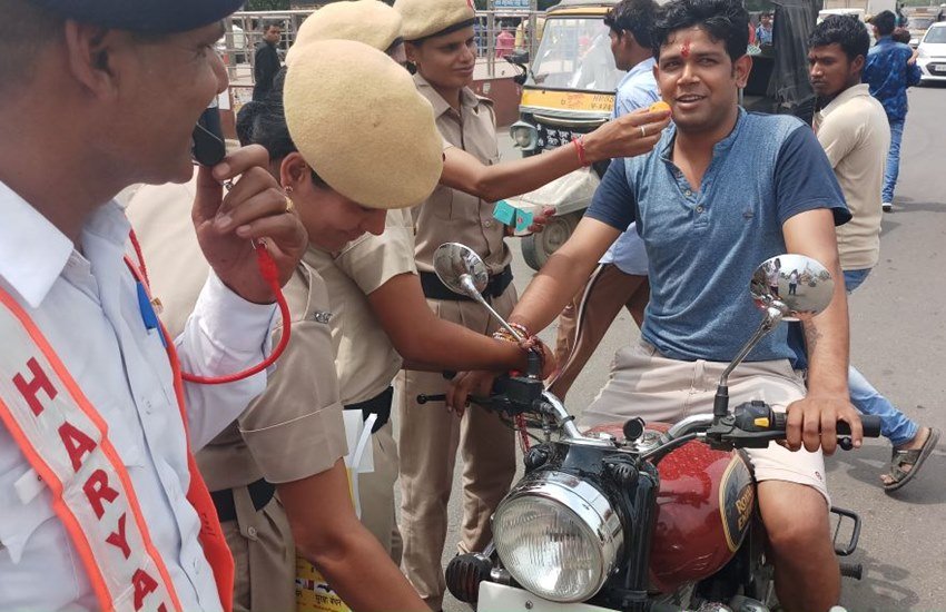महिला पुलिसर्किमयों ने रक्षाबंधन को ‘सुरक्षाबंधन’ के तौर पर मनाया। (Photo: Twitter)