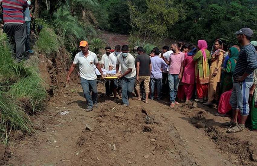 हिमाचल में राहत कार्य में लगे लोग।