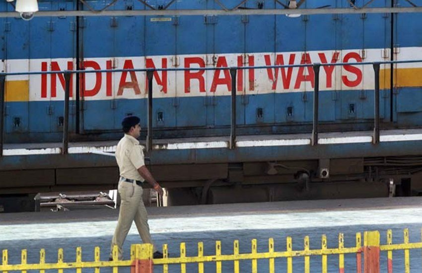 यह राजधानी, शताब्दी और दूरंतो रेलों में लागू होता है। इसके तहत 10 प्रतिशत सीटों को सामान्य किराये पर बेचा जाता है। (File Photo)