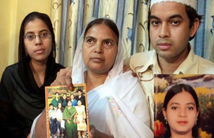 एन के अमीन सोहराबुद्दीन और इशरत जहां फर्जी मुठभेड़ मामले में अदालत में ट्रायल फेस कर चुके हैं। एन के अमीन सोहराबुद्दीन और इशरत जहां फर्जी मुठभेड़ मामले में अदालत में ट्रायल फेस कर चुके हैं।