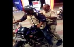 वायरल वीडियो: बाइक पर नहीं बिठाया तो शराबी पुलिसवाले ने निकाली चाभी, स्‍टार्ट की और ले उड़ा