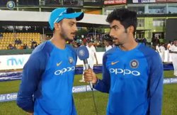 रिपोर्टर बने जसप्रीत बुमराह, माइक पकड़कर अक्षर पटेल पर दागे ये सवाल