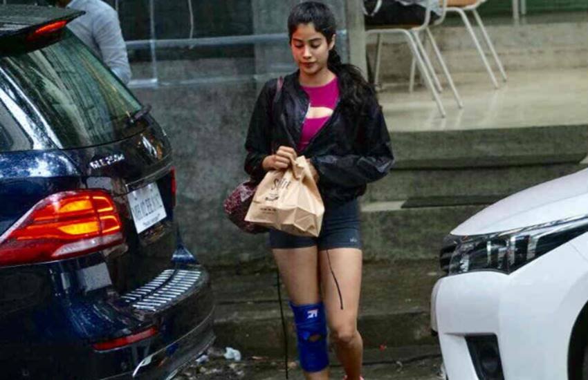 sridevi daughter jhanvi kapoor, jhanvi kapoor spotted in front of restaurant, see pictures of jhanvi kapoor, HD pictures of jhanvi kapoor, latest pictures of jhanvi kapoor, mom , sridevi, sridevi daughter jhanvi kapoor, jhanvi kapoor spotted in front of restaurant