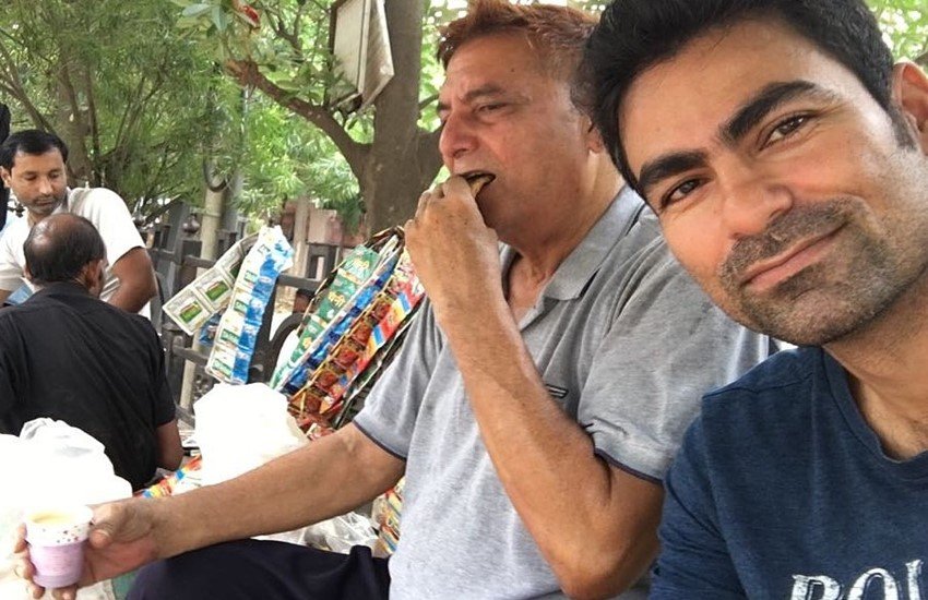 अपने पिता के साथ चाय-मट्ठी का लुत्फ लेते हुए कैफ (Source: Twitter/Mohammad Kaif‏)