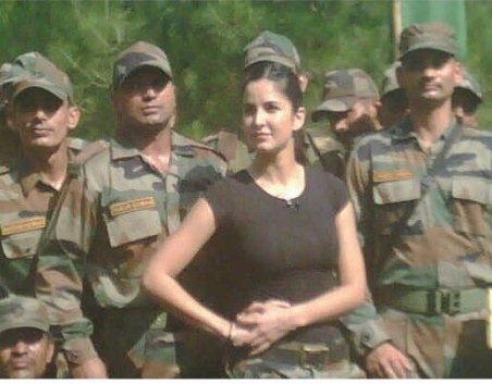 amitabh bachchan,Shah Rukh Khan,Independence Day, "Arjun Kapoor, Parineeti Chopra, Disha Patani, Neha Sharma, Nargis Fakhri, Sunil Grover, Bollywood