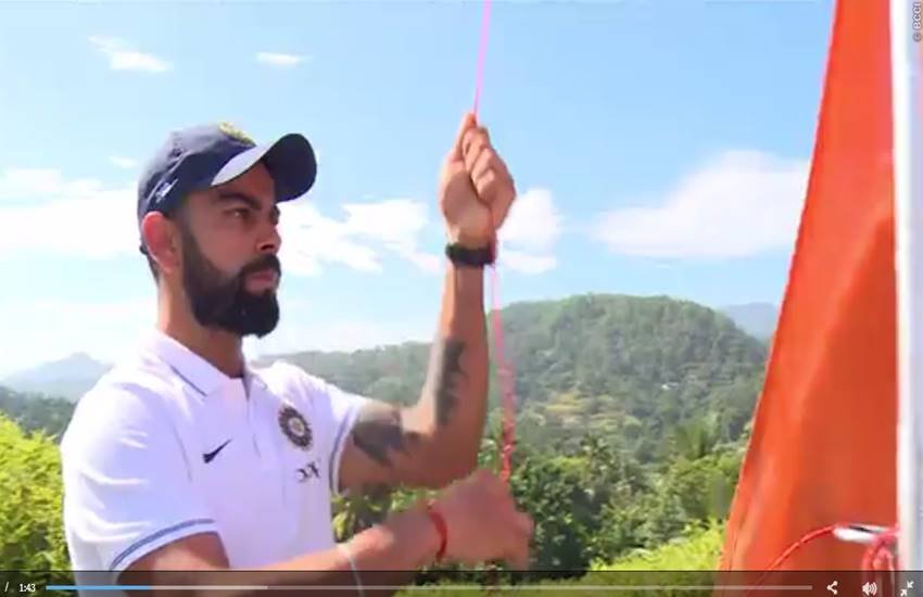 कैंडी में तिरंगा फहराते विराट कोहली।