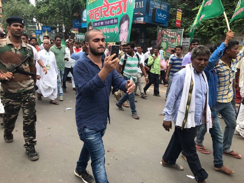 जहां एक ओर रैली को लेकर पूरे पटना में सुरक्षा प्रबंध किए गए हैं, वहीं पूरा पटना हरे रंग के राजद के पोस्टर, बैनरों और झंडे से पट गया है।