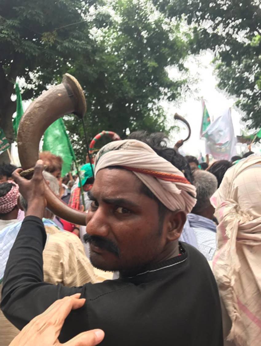 सूबे में आई बाढ़ का लोगों पर कोई असर नहीं पड़ा है और लोग दूर-दूर से आकर इस रैली का हिस्सा बन रहे हैं।