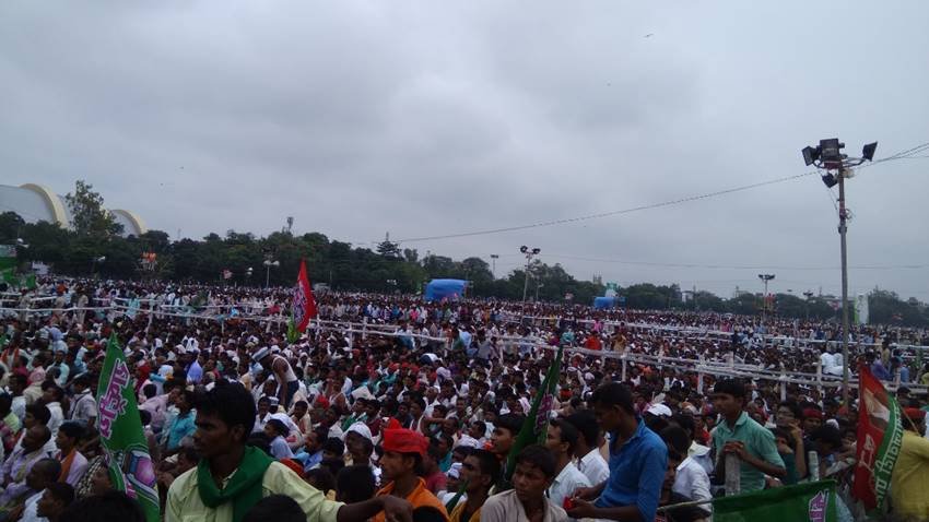 पटना में जहां देखो वहां लोग दिखाई दे रहे हैं और केवल महारैली की ही चर्चा कर रहे हैं।