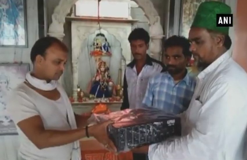 मुस्लिमों ने मंदिर को लाउडस्पीकर सेट भेंट कर हिन्दू-मुस्लिम एकता की मिसाल पेश की। (Photo: ANI)
