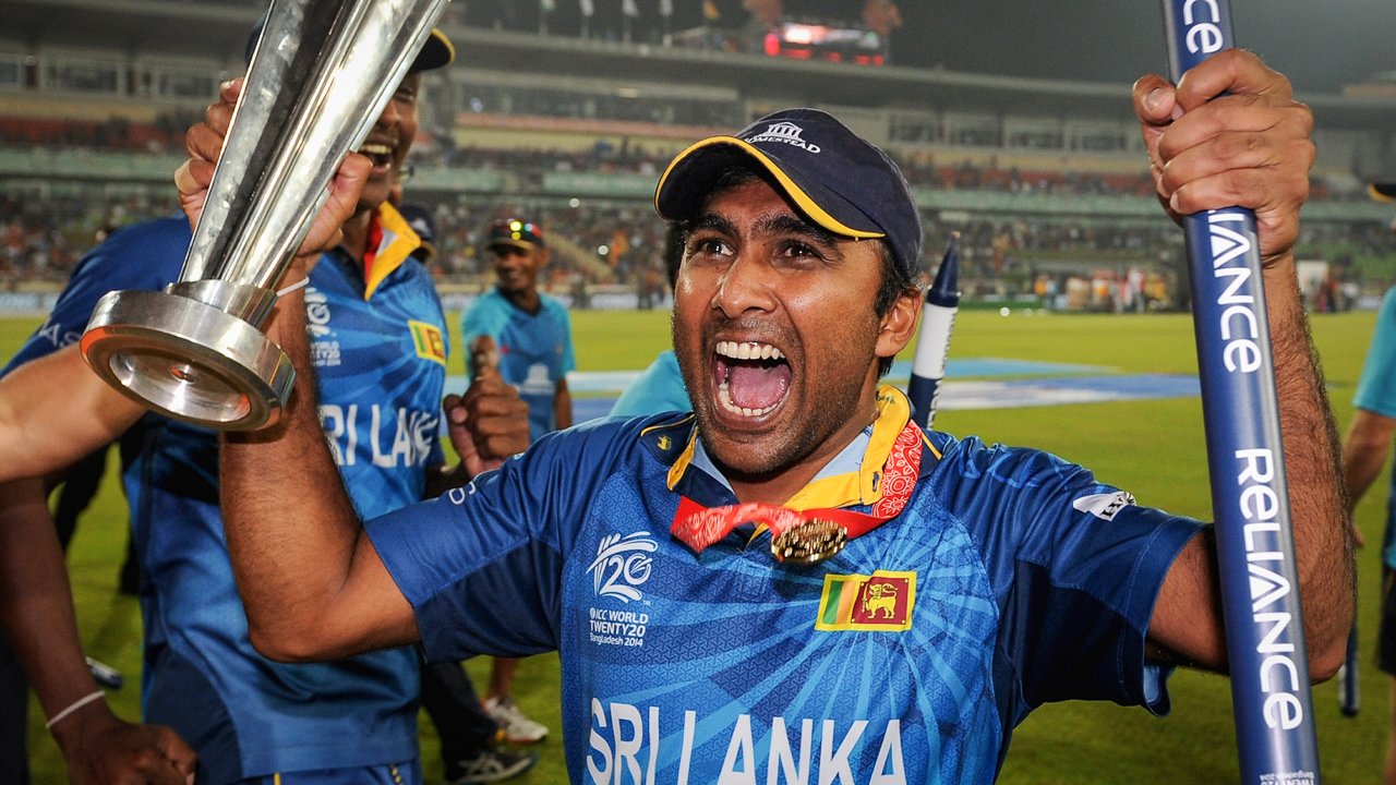 महेला जयवर्धने: एक टेस्ट मैच में श्रीलंका ने टॉस जीतकर भारत को बल्लेबाजी करने के लिए बुलाया। लेकिन सदगोपन रमेश और राहुल द्रविड़ ने दूसरे विकेट के लिए 200 रन जोड़ दिए। कप्तान अर्जुन रणतुंगा के पास विकल्प खत्म के बराबर थे। उन्होंने गेंद महेला जयवर्धने को थमाई, जिन्हें पार्ट टाइम गेंदबाज भी नहीं माना जाता था। यह किसी चमत्कार से कम नहीं था कि उन्होंने रमेश का विकेट लेकर तहलका मचा दिया। पूरे करियर में उन्होंने 6 टेस्ट विकेट झटके।