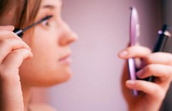 चेहरों पर दाग-धब्बों से बचना है तो अपनाएं मेकअप उतारने के ये प्राकृतिक नुस्खे