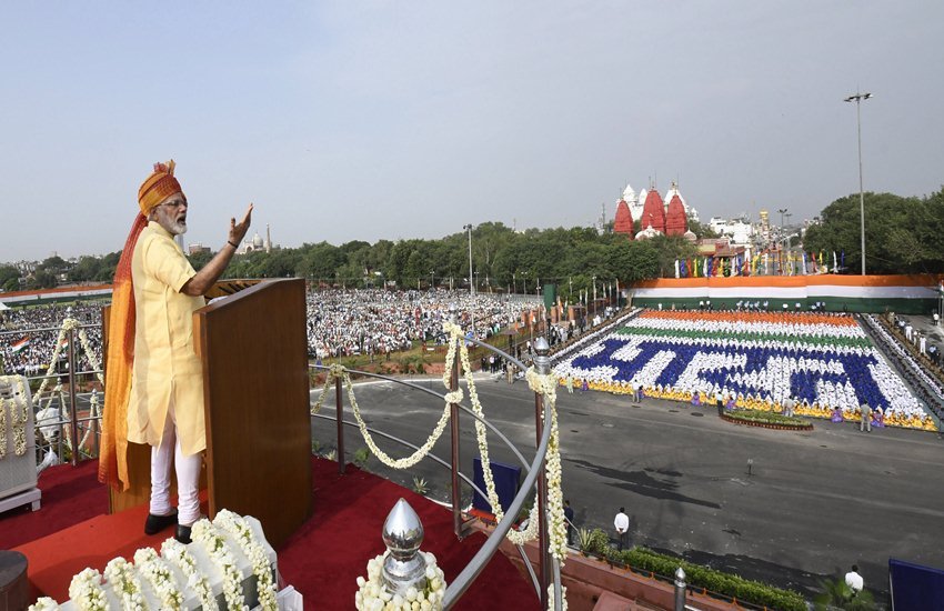 अशांति के दौर से गुजर रहे कश्मीर के लोगों को लक्षित कर प्रधानमंत्री नरेन्द्र मोदी ने आज कहा कि गोलियों या गालियों से कश्मीर मुद्दे का हल नहीं हो सकता और प्रत्येक कश्मीरी को गले लगाकर ही इसका समाधान किया जा सकता है। 