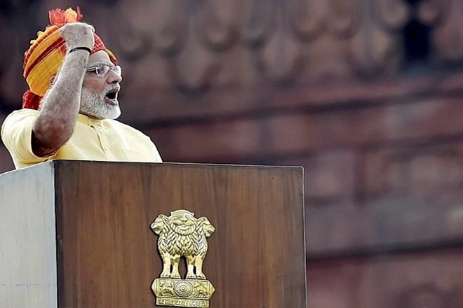 15 अगस्त पर लाल किले से भाषण देते मोदी