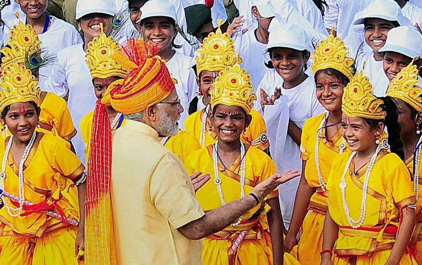 बच्चों के बीच पीएम मोदी 